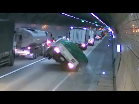 شاهد لحظات انحراف شاحنة محملة بالكيماويات