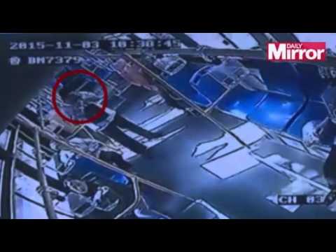 شاهد رجل يصيب ركاب حافلة بالرعب