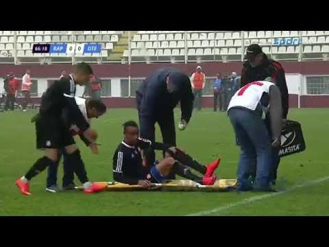 شاهد نقالة الإسعاف تزيد من معاناة لاعب مصاب عقب تعرضه إلى سقوط مؤلم