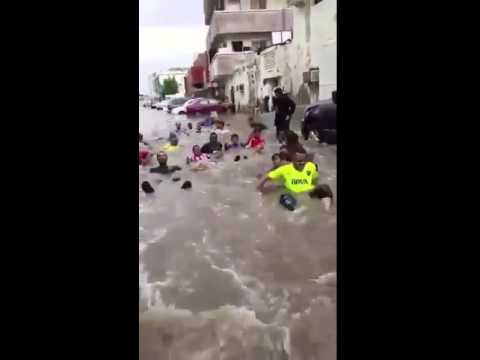 شاهد مياه الأمطار تتحول إلى مدينة ألعاب مائية
