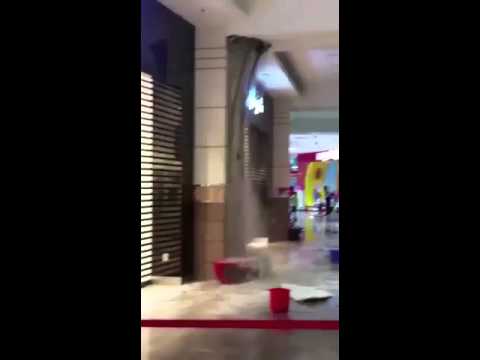 بالفيديو لحظة انهيار سقف مركز تجاري في قطر بسبب الأمطار