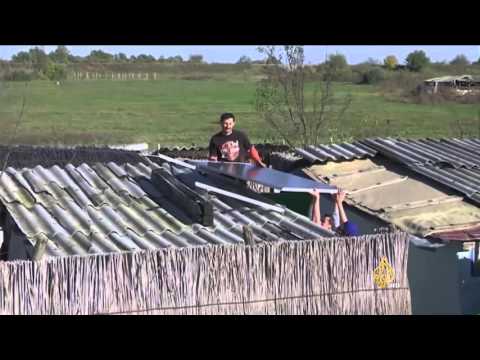 شاهدتركيب ألواح طاقة شمسية لفقراء رومانيا