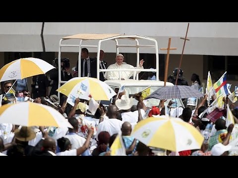 البابا فرنسيس يحيي قداسًا في أحد ملاعب إفريقيا الوسطى