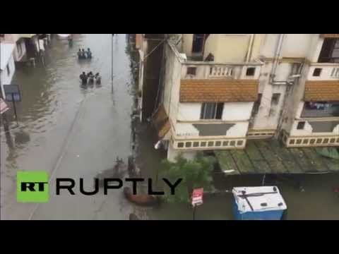 شاهد أمطار غزيرة تخلف فيضانات وضحايا في مدينة تشيناي