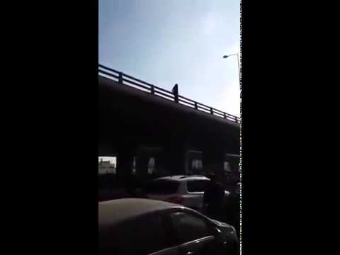 بالفيديو فتاة تونسية تلقي بنفسها من أعلى جسر