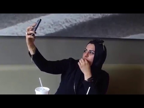 شاهد بالفيديو جنون الفتيات بـالسيلفي