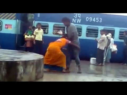 فيديو امرأة هندية تتعرض لمحاولة تحرش