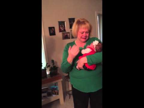 شاهد رد فعل جدة ترى حفيدتها لأول مرة