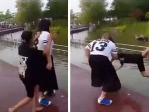 شاهد فتاة بدينة تنتقم من شاب حاول إلقائها في المياه