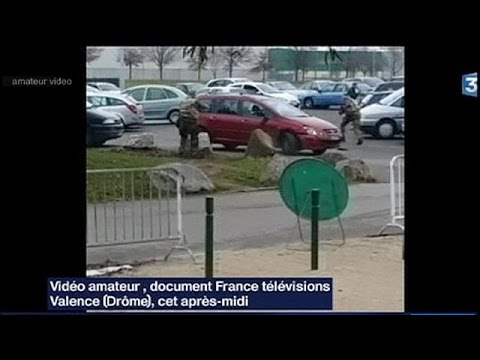 شاهد رجل يحاول دهس عسكريين أمام مسجد جنوب فرنسا