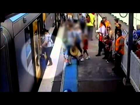بالفيديو طفل يسقط بين رصيف المحطة والقطار