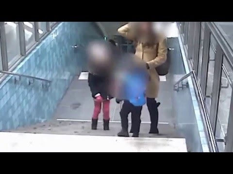 بالفيديو يضربها أمام أطفالها في أحد شوارع ستوكهولم