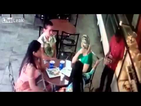 بالفيديو لص مسلح يسرق 4 فتيات حسناوات بالإكراه