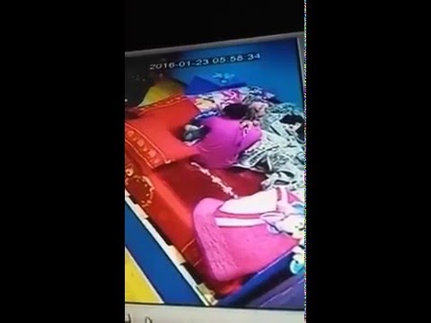 شاهد ماذا فعلت خادمة عربية بطفل أثناء نومه بجوارها