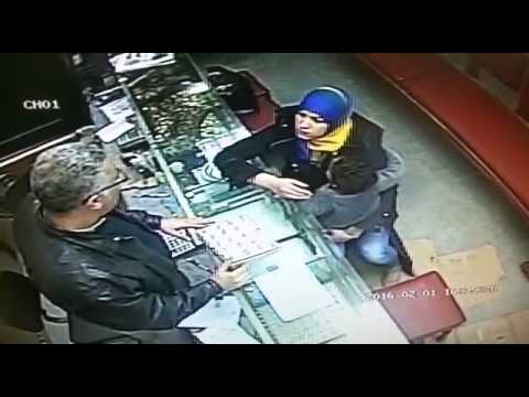 شاهد إمراة تسرق مشغولات ذهبية بـ20 ألف جنيه في كفر الدوار