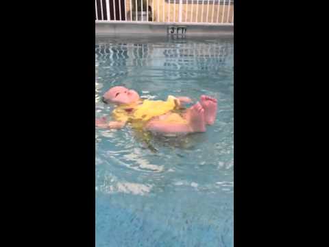 بالفيديو شاهد كيف تعلمت رضيعة السباحة من دون مساعدة