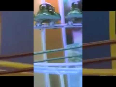 شاهد سقوط فتاة من لعبة  داخل مول شهير