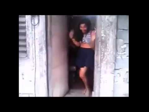 شاهد  فتاة تفاجيء نفسها بأغرب هدية