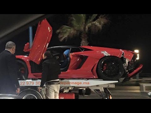 بالفيديو سيارة فارهة تتعرض لحادث مروع