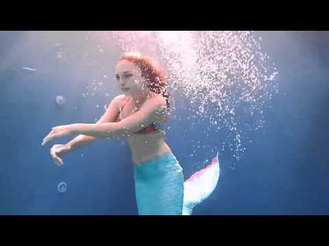 شاهد فتاة تعمل حورية بحر في تايلاند