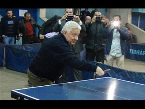 شاهد مرتضى منصور يلعب بينغ بونغ مع