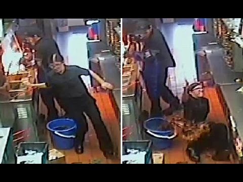 عاملة في ماكدونلز تقع على جردل زيت مغلي