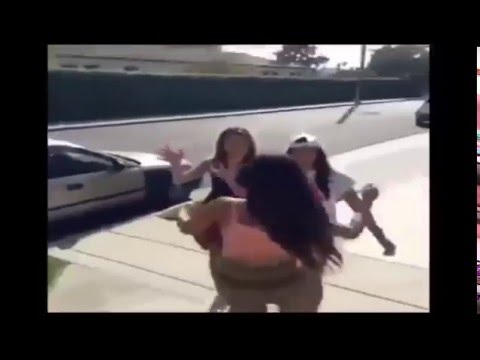 بالفيديو شاهد ماذا فعلت فتاة مع شاب فتح ذراعيه لاحتضانها