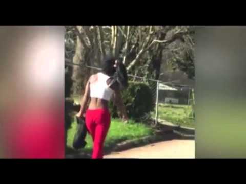 فتاة تعتدي على كلب بطريقة وحشية