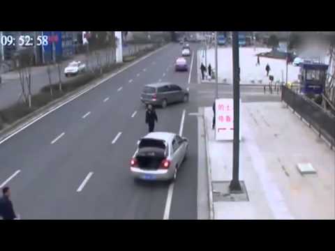 سائق تاكسي يدهس راكبه بالخطأ