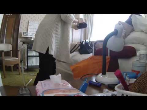 بالفيديو إمرأة تسرق عجوزًا ترعاها بعد دخولها المرحا