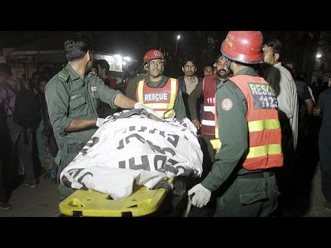 65 قتيلاً على الأقل ومئات الجرحى في هجوم انتحاري في باكستان