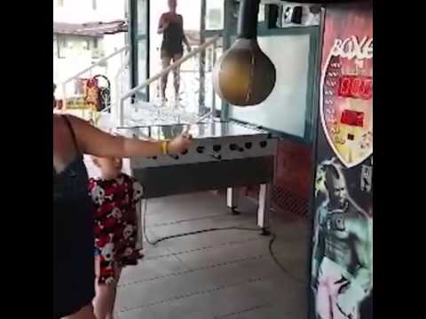 بالفيديو امرأة تتعرض لموقف محرج