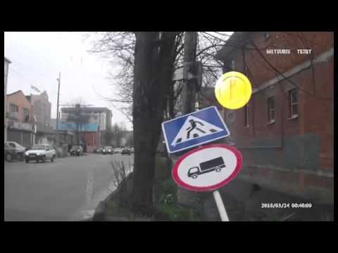 سائق يتجنب حادث بسيارته فيصطدم أحد المارة في إشارة مرورية