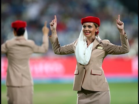 استعراض مبهر لمضيفات طيران الإمارات في ملعب كريكيت في الهند