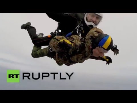 شاهد أحد المحاربين القدامى في الـ 91 من عمره يقفز بالمظلة