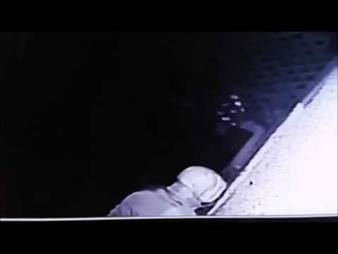 شاهد رجل يتلصص على امرأة من النافذة