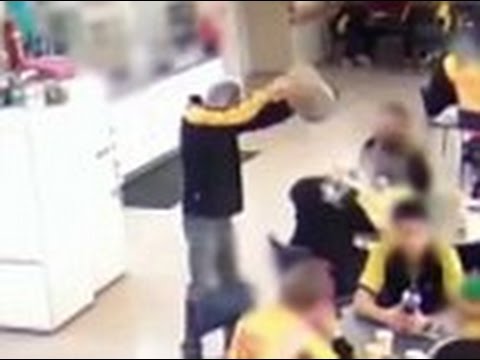 بالفيديو عامل غيور يسكب الماء المغلي على زميله