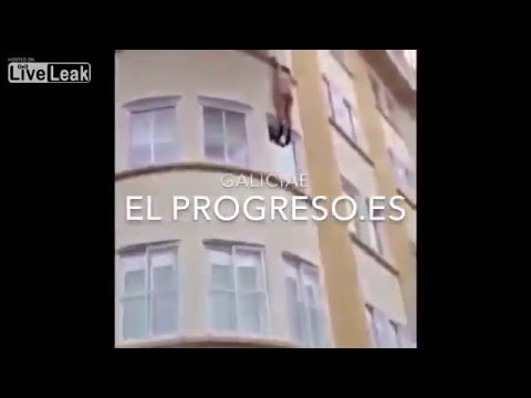 شاهد فتاة تقفز من الطابق الرابع لتنجو من النيران