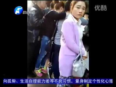 شاهد لحظة القبض على رجل يتحرش بالنساء
