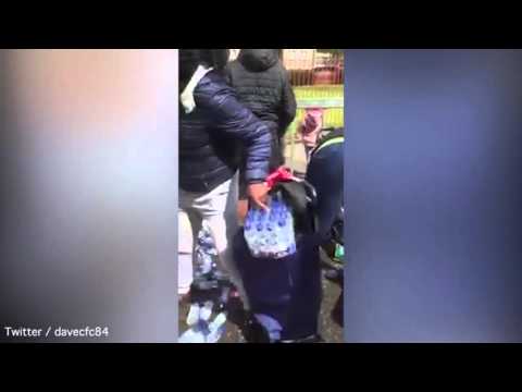 شاهد السكان يسرقون زجاجات المياه من المشاركين في ماراثون لندن