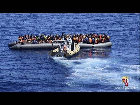 شاهد السلطات الإيطالية تنقذ ستة وعشرين لاجئًا من الغرق