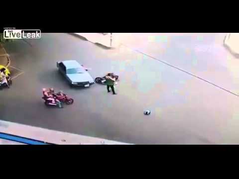 فيديو أغرب رد فعل لشاب