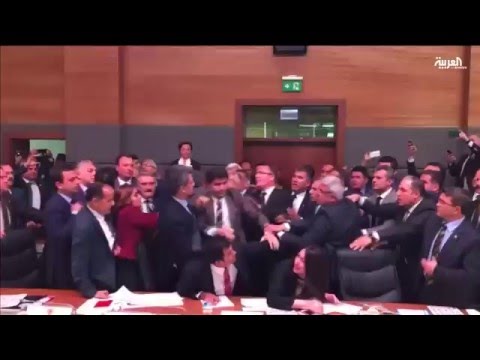 بالفيديو نقاش حول دستور تركيا يتحول إلى شجار عنيف في البرلمان