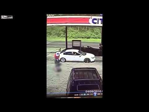 بالفيديو  مقتل رجل في محطة وقود على يد احدى السيدات