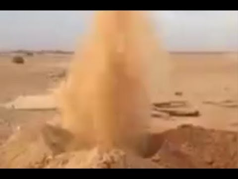 بالفيديو نافورة من الرمال تثير الجدل في صحراء السعودية