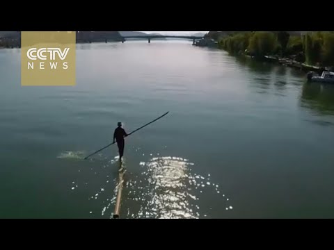 شاهد صيني يسير على الماء بعصا بامبو