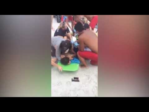 شاهد صبي يتعرض لهجوم قرش مروع