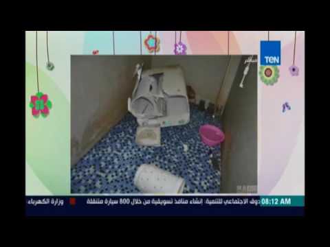 رجل يحاول اصلاح غساله تنحشر رأسه بداخلها