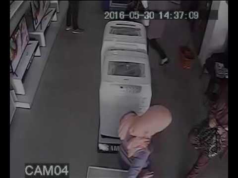 شاهد فتاة تسرق محمولا من محل بالإسماعيلية