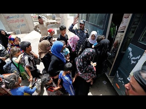 نزوح آلاف العراقيين من الفلوجة المحاصرة من طرف القوات العراقية